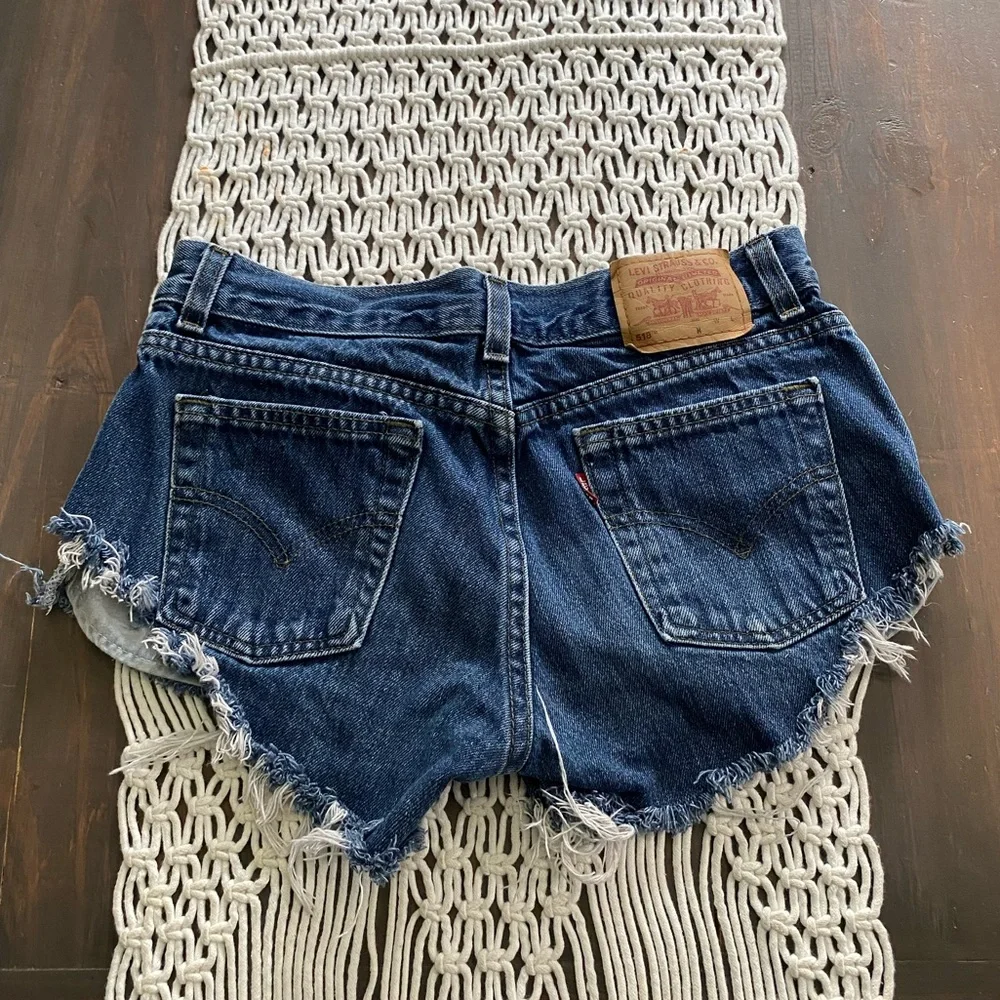 Levi’s low rise raw hem cut off jean shorts